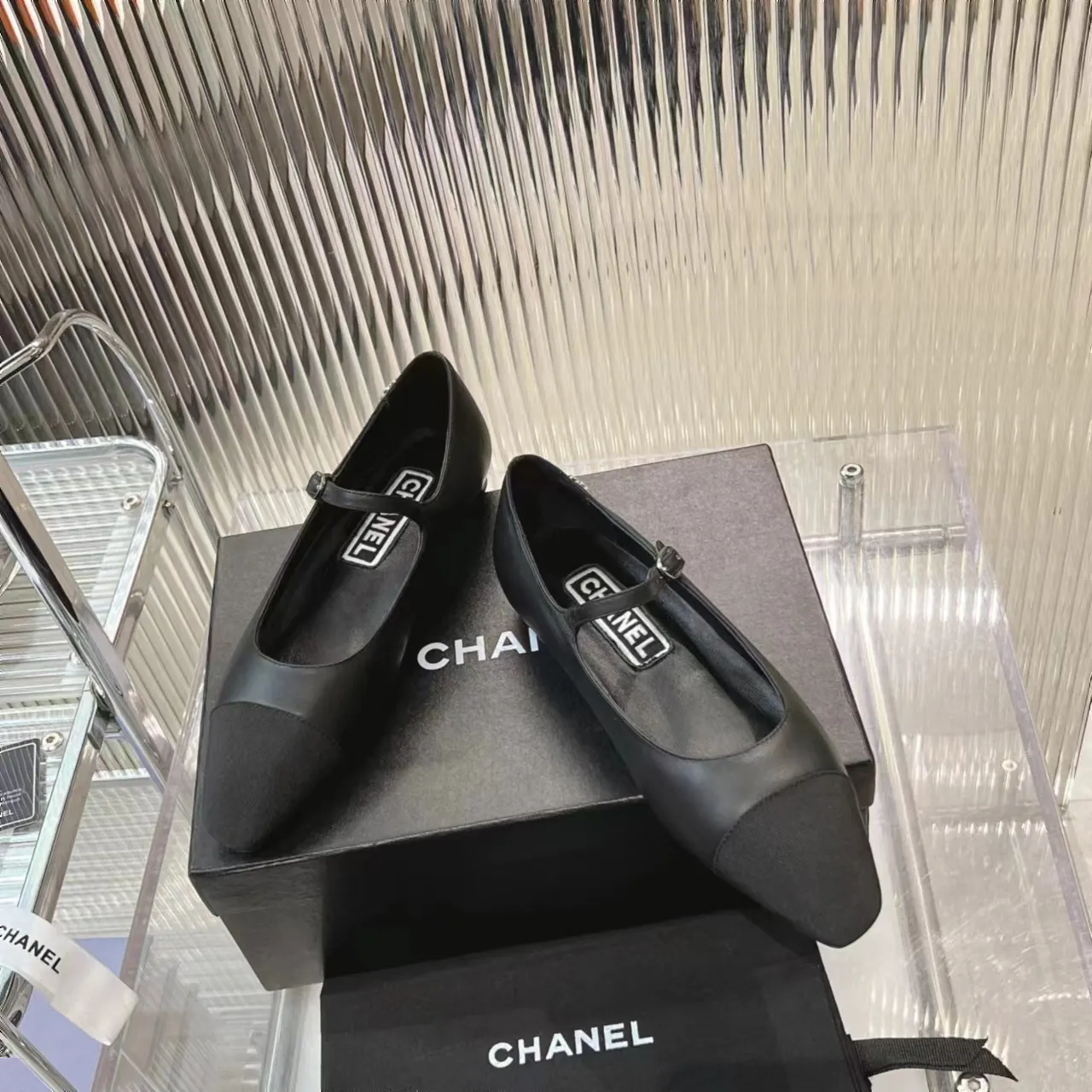 👟👟Ex-factory price 520👟👟 (Top version) CHANEL 24P early spring new trapezoidal toe high-heeled shoes, high version of one-strap, pointed square toe, color-blocked Mary Jane shoes, Xiaoxiang𝐂's two most popular shoes this year are these small silver shoes and big-toe shoes. It is difficult to find these shoes in the counter. It breaks the conventional pointed square toe design and gives people a refreshing feeling. I thought it was good-looking. Only when you put it on your feet will you know how easy it is to wear. It is really special and fashionable. The side rhinestones 𝐋𝐨𝐠𝐨 are very eye-catching. The smooth shoe shape is full of high-end feeling. I can think of countless outfits at the moment. Upper: imported cowhide/metallic film grain leather. Foot pad: sheepskin. Lining: sheepskin. Sole: Italian genuine leather outsole. Heel height: 1cm. Color: white/silver/black/pink. 4 colors size: 35-40 (41 made to order, non-refundable and non-exchangeable)